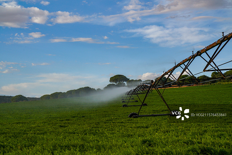 西班牙萨莫拉的农业灌溉用水田园风光图片素材