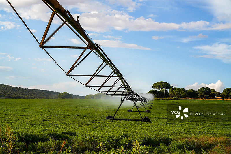 西班牙萨莫拉的农业灌溉用水田园风光图片素材