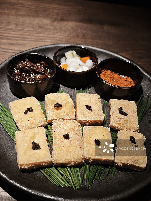 炭烤松针石屏豆腐图片素材