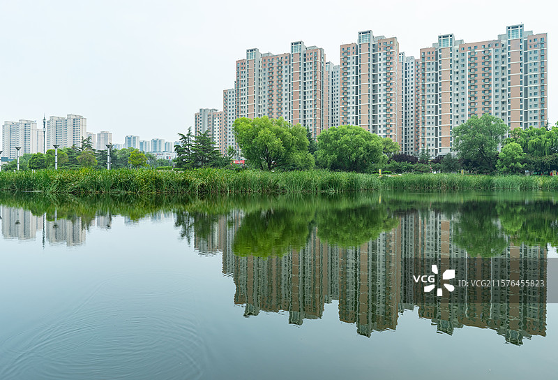 中国都市风格拍摄主题，多云的天空，远处的城市居住区住宅区特写，户外白昼无人图像摄影图片素材