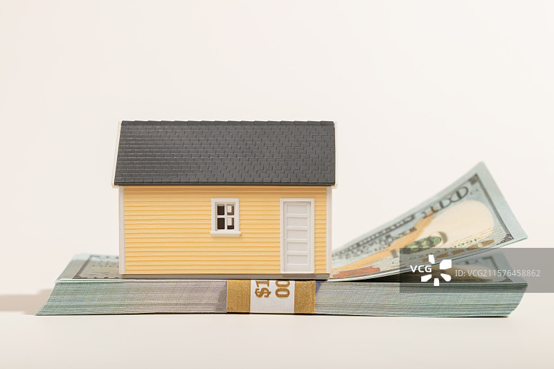 微缩创意美金上的房屋模型图片素材