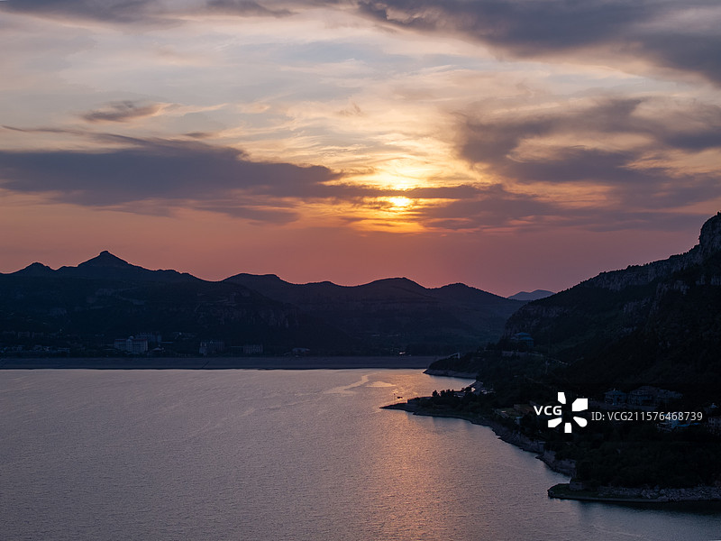 夕阳落日晚霞下的山东省济南市卧虎山水库航拍图片素材