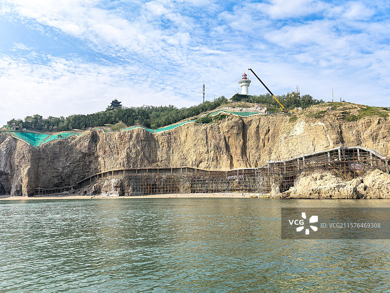 烟台蓬莱风景区悬崖古栈道田横栈道全景图片素材