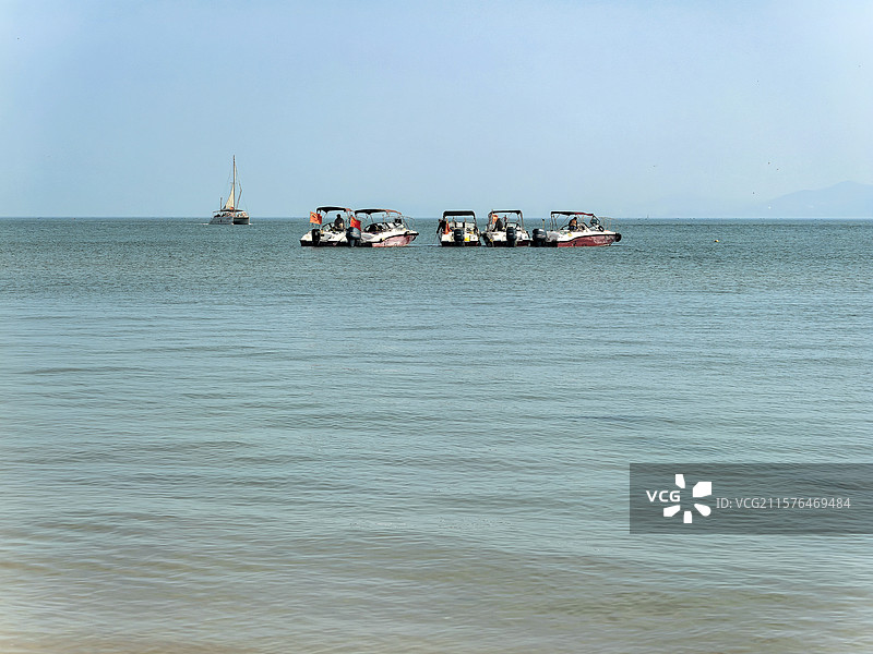 海面上漂浮的游艇图片素材