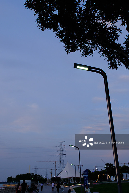 城市路灯。城市建设。城市风光。蓝色天空背景云景高清背景图图片素材