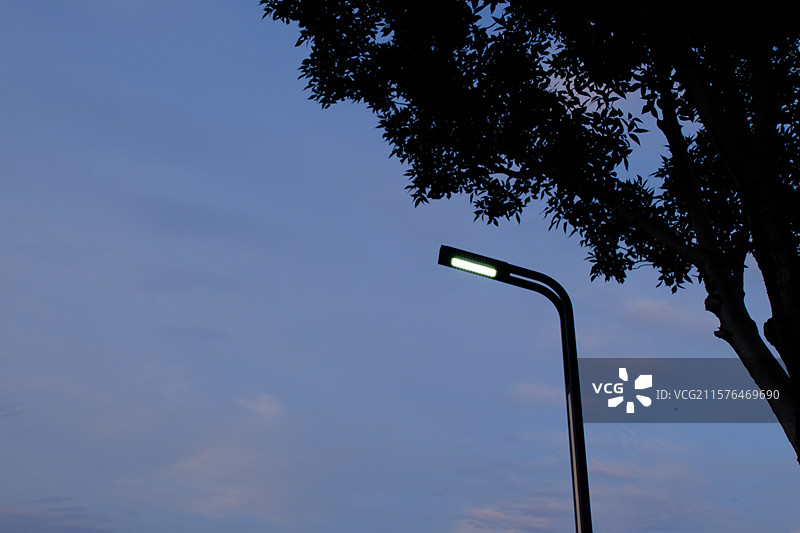 城市路灯。城市建设。城市风光。蓝色天空背景云景高清背景图图片素材