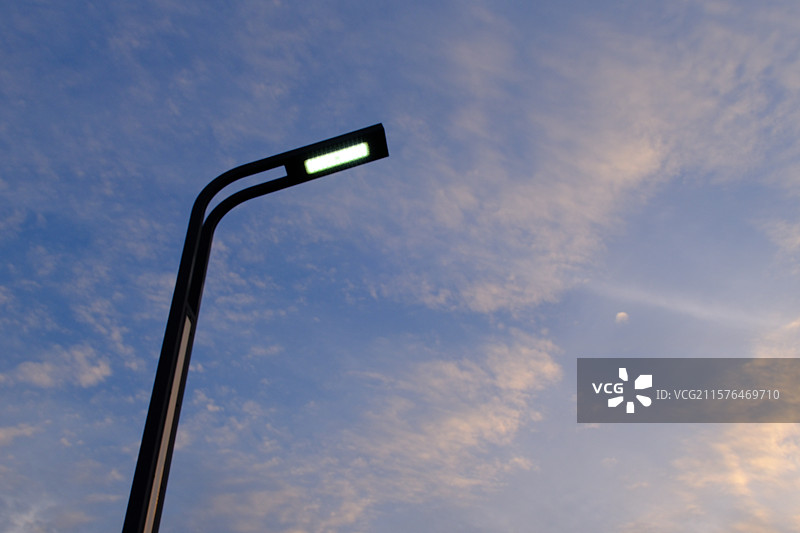 城市路灯。城市建设。城市风光。蓝色天空背景云景高清背景图图片素材