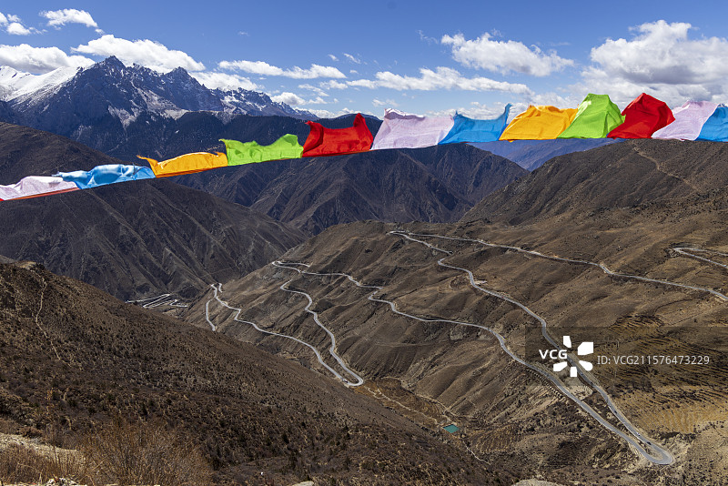 西藏 昌都 怒江72拐与经幡_Up图片素材