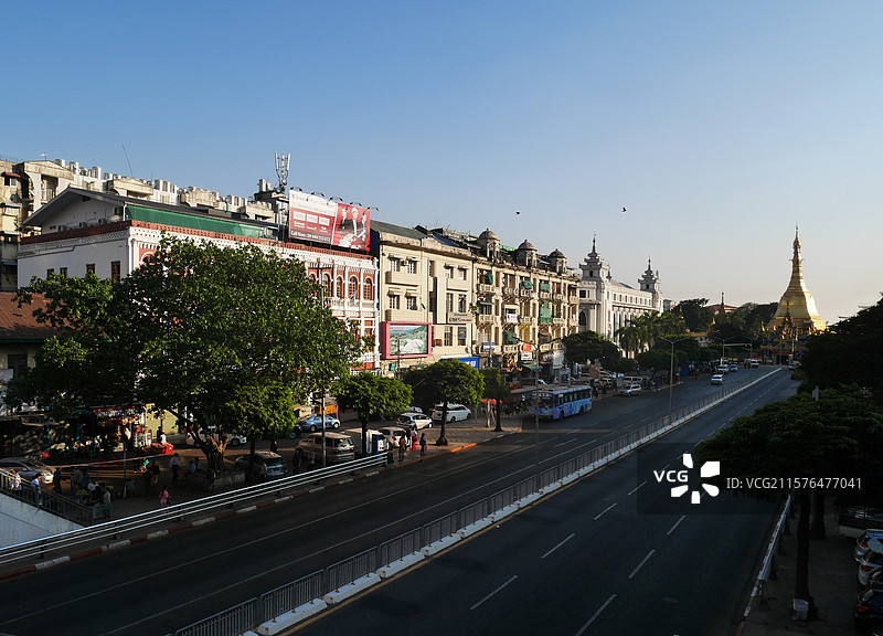 缅甸仰光司雷宝塔前的马路和街道建筑图片素材