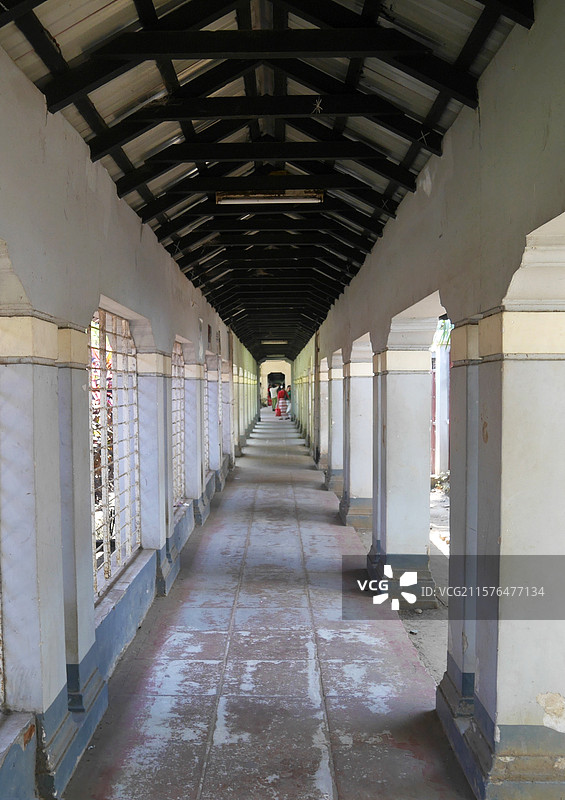 午后傍晚的光影长廊图片素材