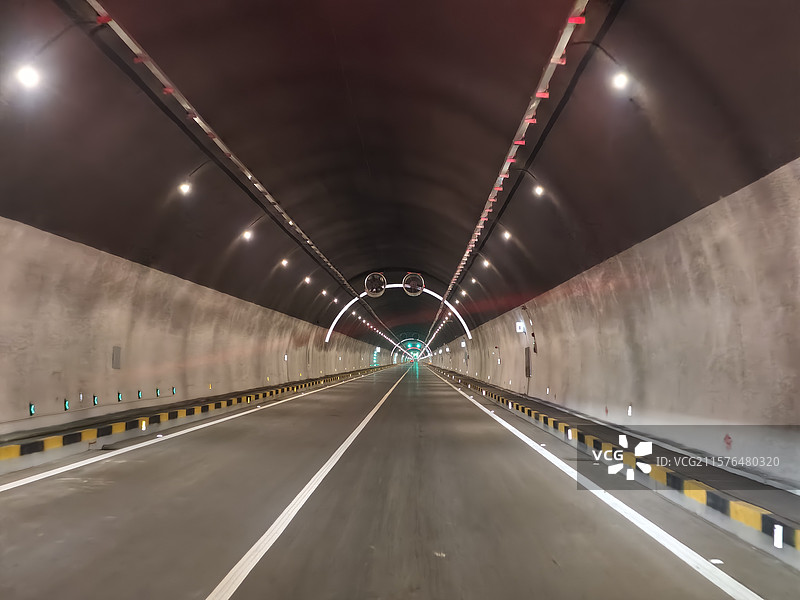 西藏高速公路隧道图片素材