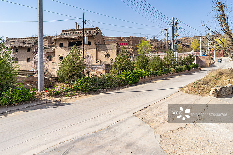 中国山西临汾洪洞县曲亭镇上寨村村委会里的文物保护，乡村风格古老的土窑窑洞土楼，户外白昼无人图像摄影图片素材