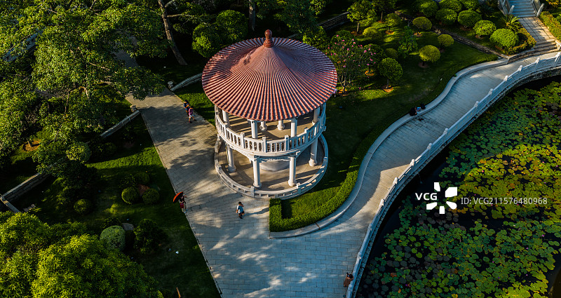 航拍厦门南普陀池塘间的圆形凉亭图片素材