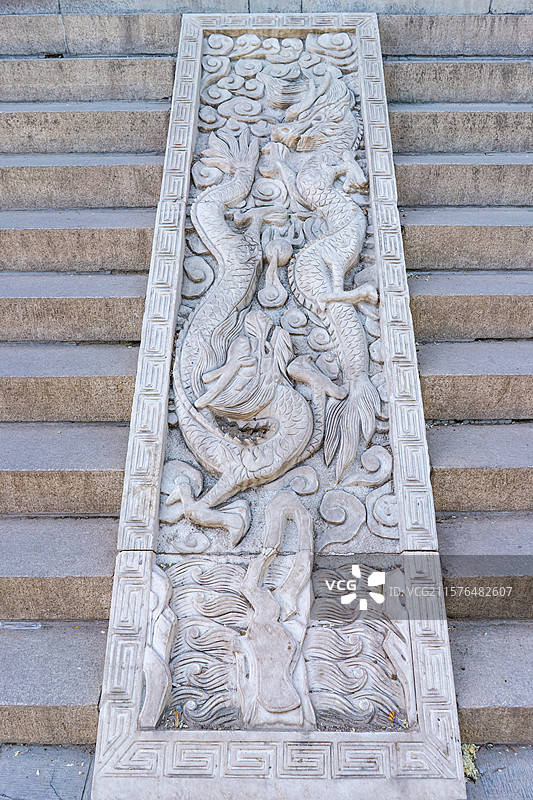 中国山东省济南市千佛山旅游风景区，历山院兴国禅寺舜祠门口的盘龙纹浮雕，户外白昼无人图像摄影图片素材