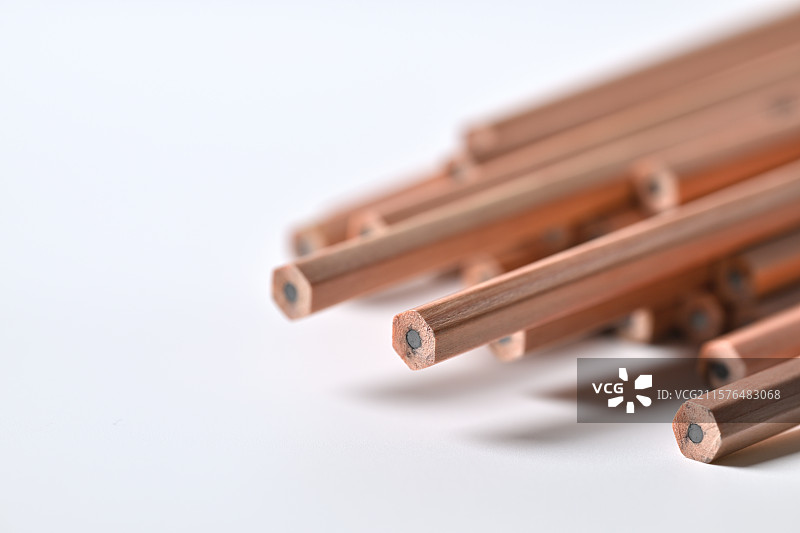 白色背景上的铅笔局部特写图片素材