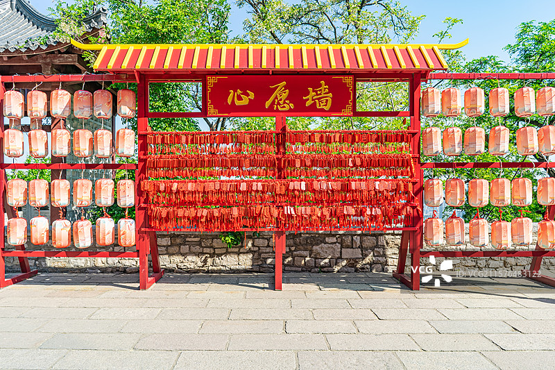 中国传统文化和自然风光拍摄主题  ,心愿墙铁栏杆子上悬挂着大量红色许愿牌子，户外白昼无人图像摄影图片素材