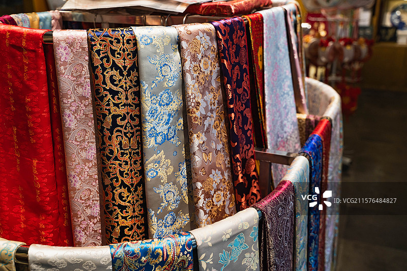 室内架子上零售展示的非遗手工艺品南京云锦特写图片素材