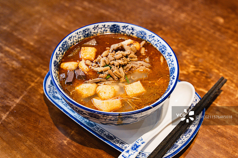 高视角下中国传统美食小吃精美摆盘下的南京鸭血粉丝汤特写图片素材
