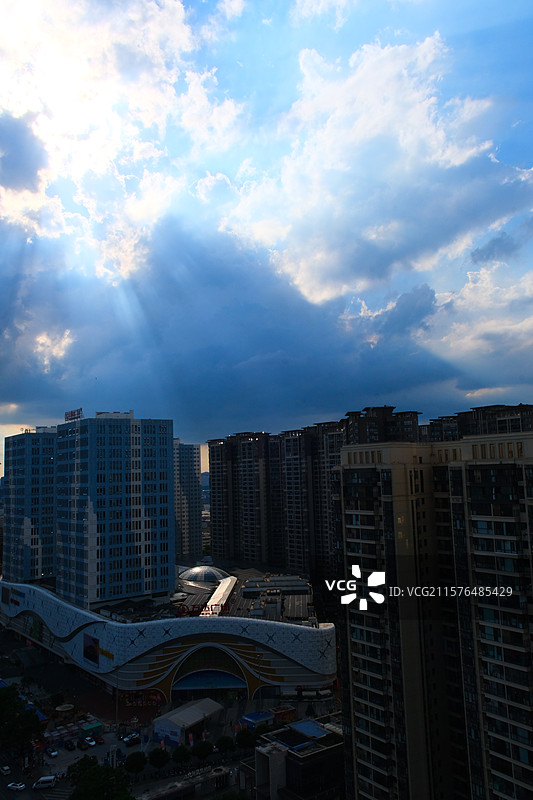 阳光冲破云层图片素材