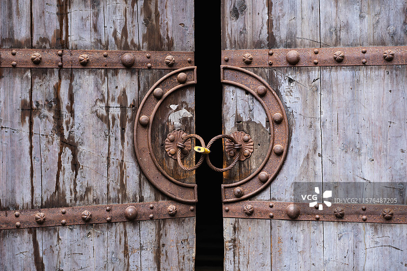 中式传统建筑古老的上了锁的木质大门图片素材