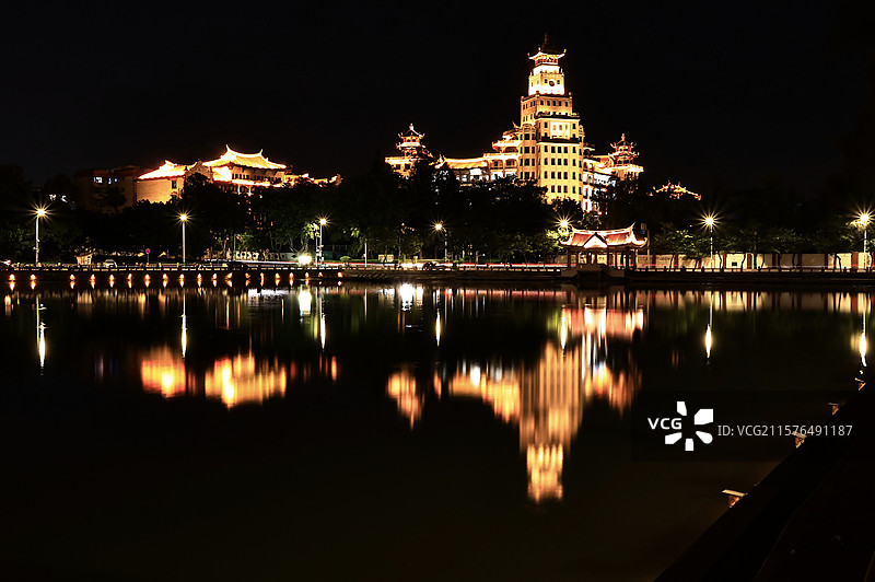 夜晚的集美龙舟池南薰楼图片素材