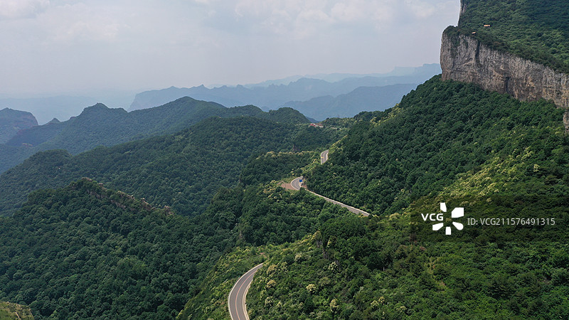 山脉 自然风光 地质奇观 山峦叠嶂 绿色植被 峡谷风貌 生态旅游 户外探险 山地景观 地貌 自然保护图片素材