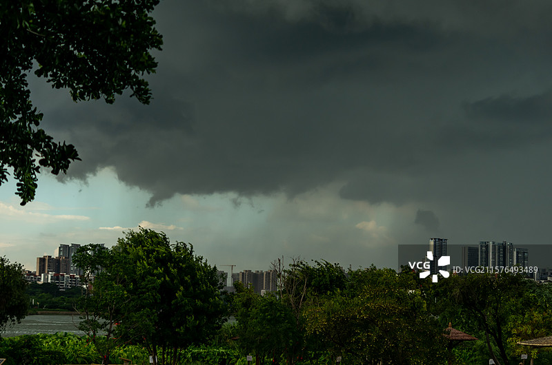 暴雨天气下的佛山图片素材