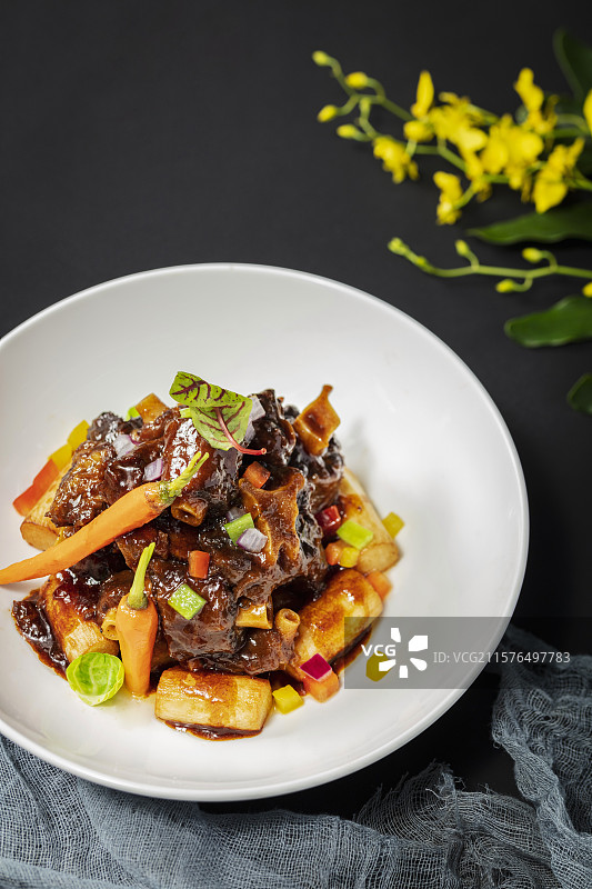 香茅红酒山药鲜牛尾图片素材