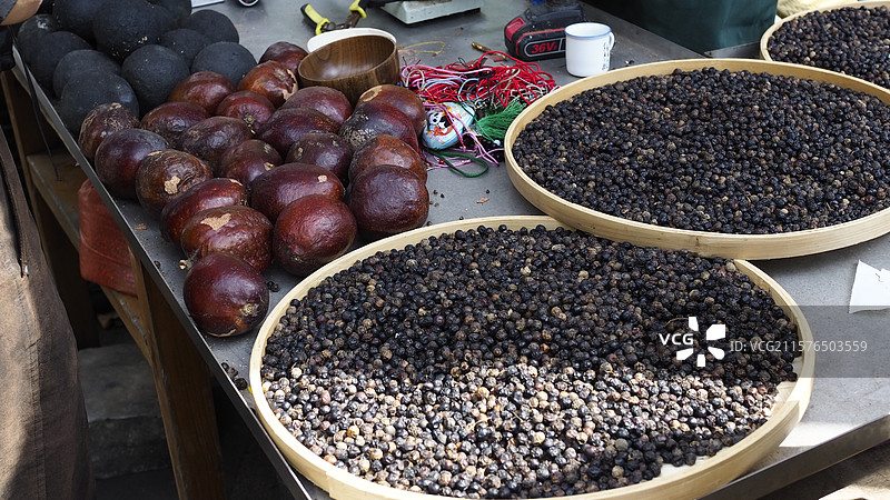 High-angle view of a market stall selling food.图片素材