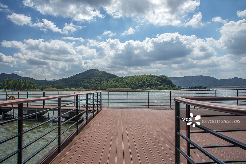 宁波东钱湖湿地公园的户外走廊道路风光图片素材