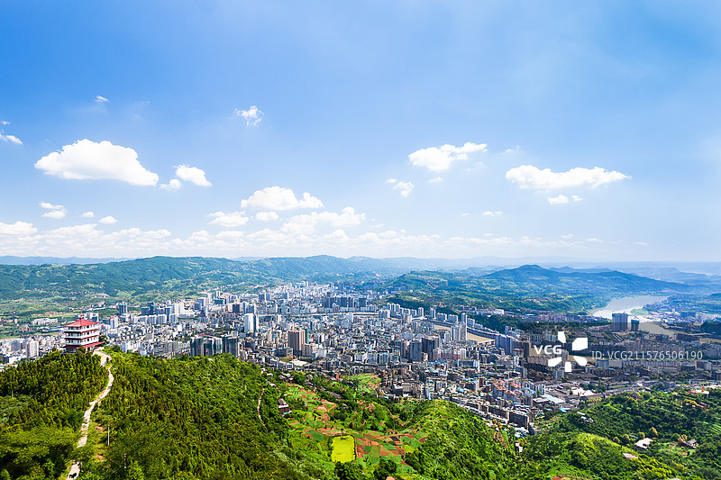 从晴朗天气下的四川达州凤凰山景区红军亭处俯瞰达州市区图片素材