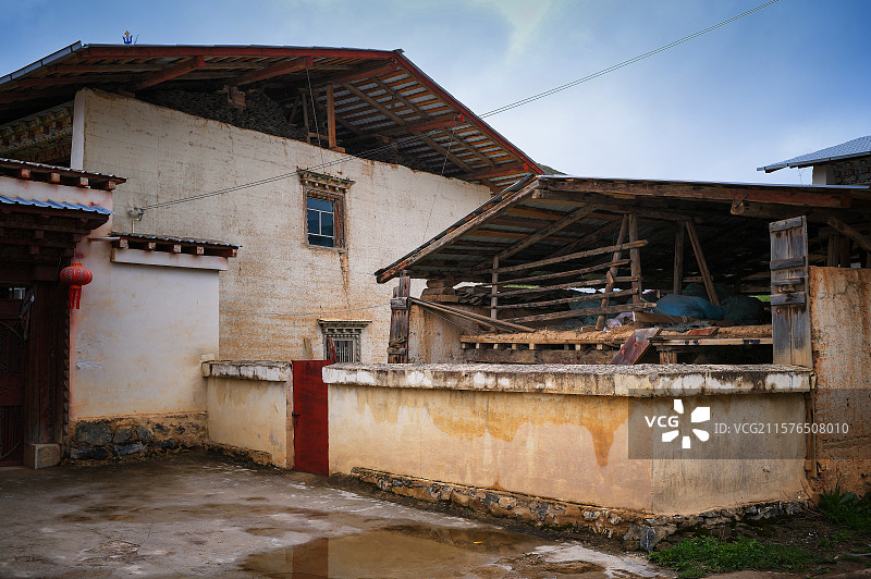 云南香格里拉松赞林寺高山草原藏族村落图片素材