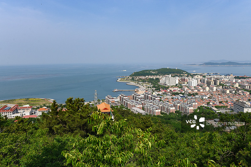 烟台烽山林海风景区远眺城市海景风光图片素材