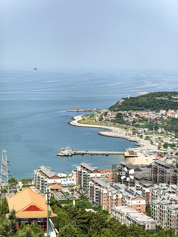 烟台烽山林海风景区远眺城市海景风光图片素材