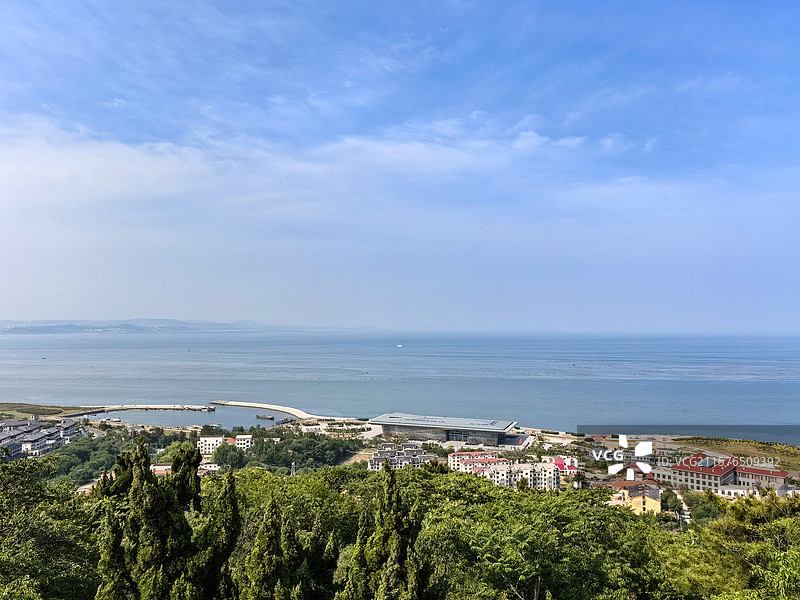 烟台烽山林海风景区远眺城市海景风光图片素材