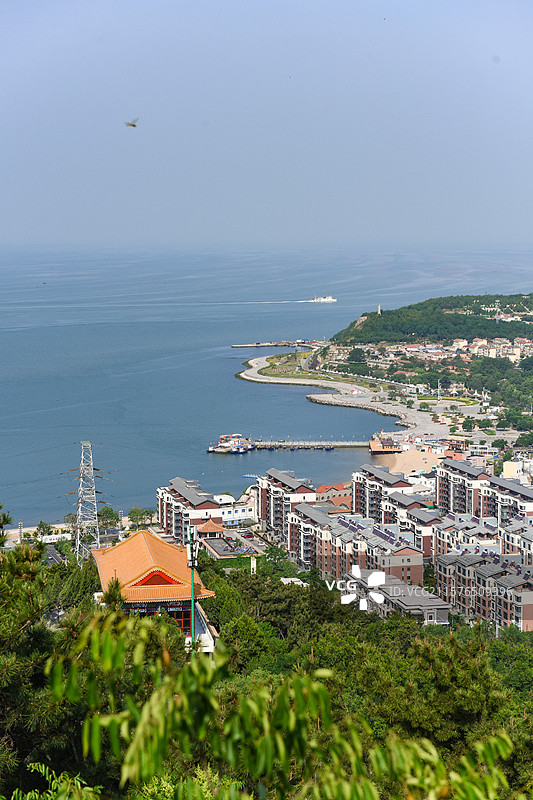 烟台烽山林海风景区远眺城市海景风光图片素材