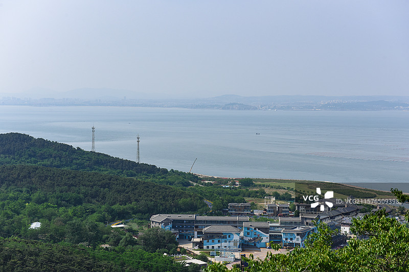 烟台烽山林海风景区远眺城市海景风光图片素材