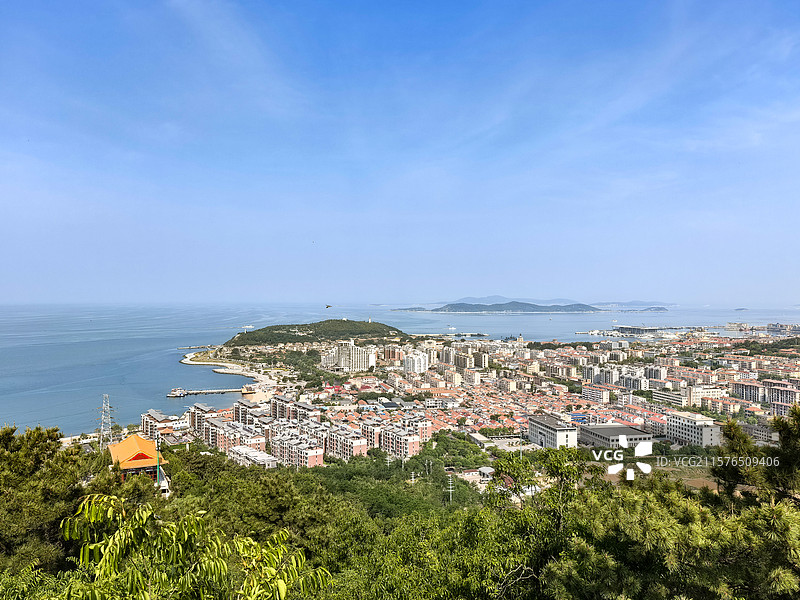 烟台烽山林海风景区远眺城市海景风光图片素材