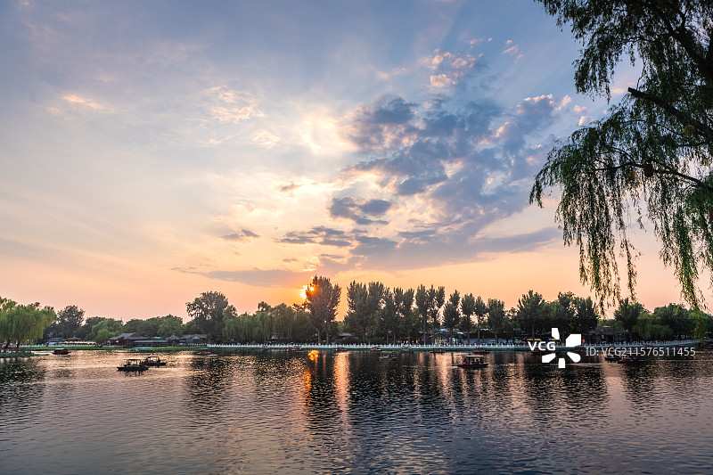 北京什刹海夕阳彩霞白云暖阳水面倒影荷花金锭桥柳树蓝天光线图片素材