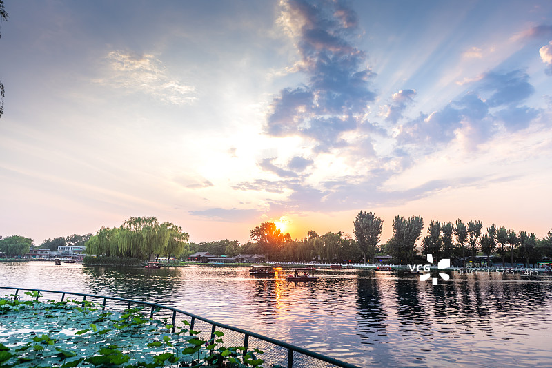 北京什刹海夕阳彩霞白云暖阳水面倒影荷花金锭桥柳树蓝天光线图片素材