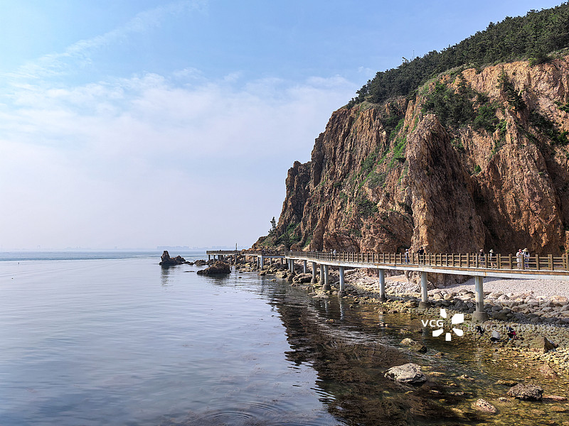 烟台长岛烽山林海风景区海边悬崖栈道全景图片素材