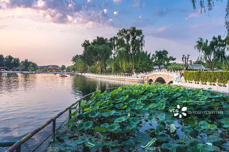 北京什刹海夕阳彩霞白云暖阳水面倒影荷花金锭桥柳树蓝天光线图片素材