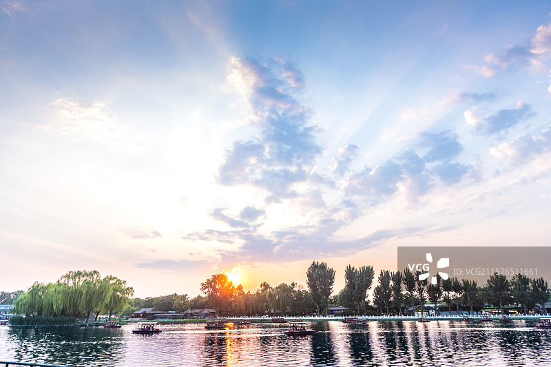 北京什刹海夕阳彩霞白云暖阳水面倒影荷花金锭桥柳树蓝天光线图片素材