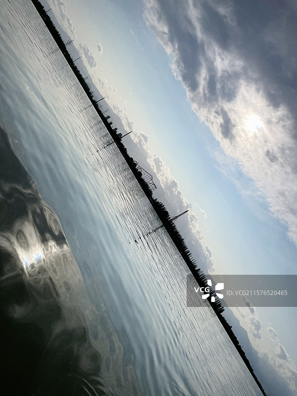 水光一色的初夏阅海湖图片素材