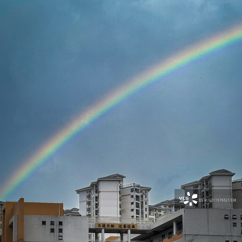 城市天际的彩虹图片素材