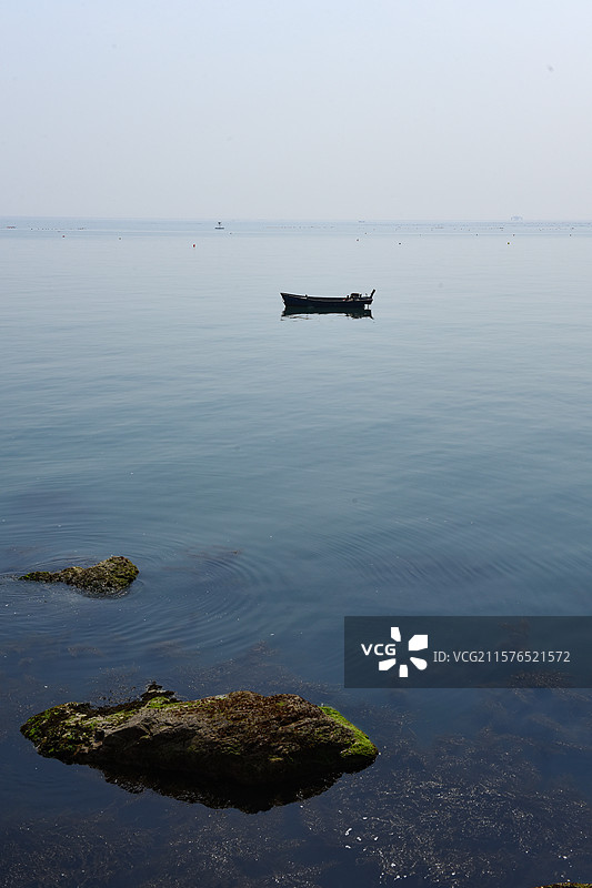 平静海面上的漂浮船图片素材