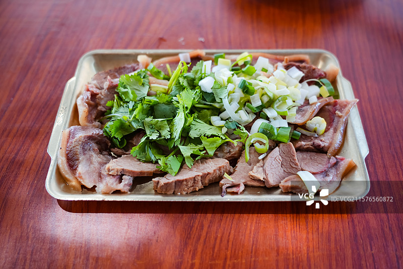 狗肉套餐（包含带皮狗肉、狗肉豆腐汤和配菜）图片素材