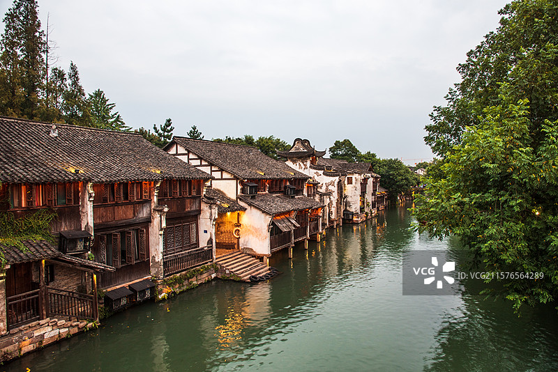 中国浙江嘉兴市乌镇水乡古镇傍晚风光图片素材