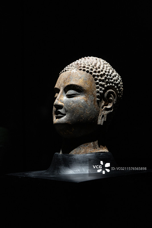 山东济南山东博物馆佛教造像艺术展北齐贴金彩绘佛头像图片素材