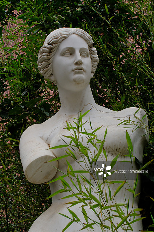 校园雕塑。大理石女性雕像。断臂维纳斯。竹林。竹子图片素材
